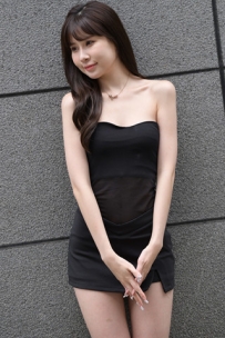 黑色短裙苗条美足小仙女