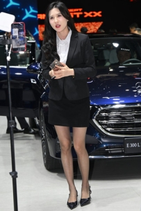 奔驰OL制服黑丝主播