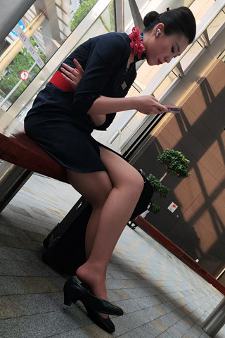 25稀少场景4K东航空姐飞了一天丝袜脚挑鞋歇歇