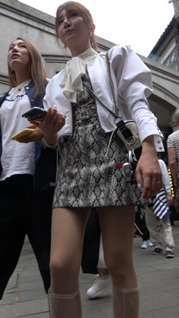 4K - 街拍短裙丝袜透明长靴美女 [988 MB/MP4]