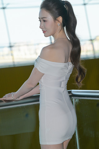 包臀白裙美腿玉足-敏敏