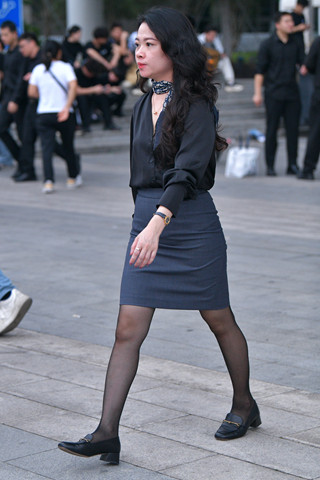 韵味的嘿丝包臀裙美眉