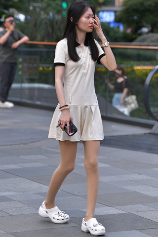 街拍白裙小姐姐