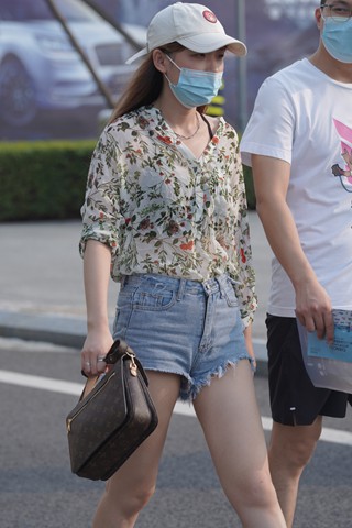 街拍人字拖热裤美眉