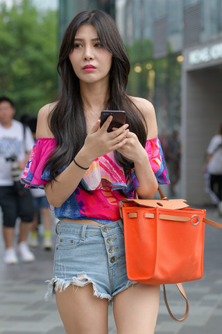 街拍热牛长腿姐姐