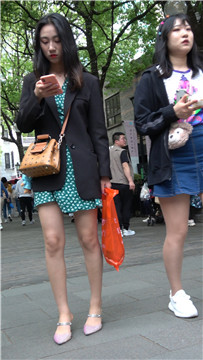 4K - 街拍斑点短裙美眉 [1.86 GB/MP4]