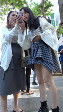 气质不错的时尚姐妹在研究如何把照片拍的更美丽 [0.99 GB/MP4]