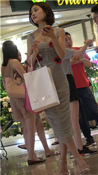 4k-超性感吊带半透明修身裙街拍美女 [485 MB]