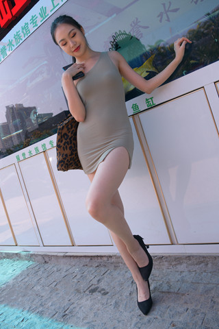 魂魂街拍作品★灰色包臀短裙美腿美女 【套图+视频】