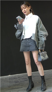 4K - 牛仔短裙时尚街拍美女 [1.73 GB/MP4]