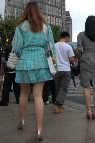 4K - 街拍拼接裙性感高跟美妇 [850 MB/MP4]