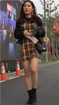 4K - 性感短裙美腿时尚街拍美女 [950 MB/MP4]