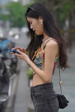 灰色牛仔裤美眉