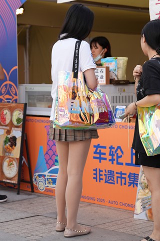 光滑丝腿平底鞋超短裙美眉