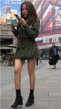 4K - 墨绿色长款外套街拍美腿美女 [546 MB]