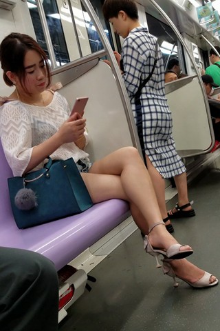 4K - 街拍美腿热裤白皙小姐姐 [1.86 GB/MP4]