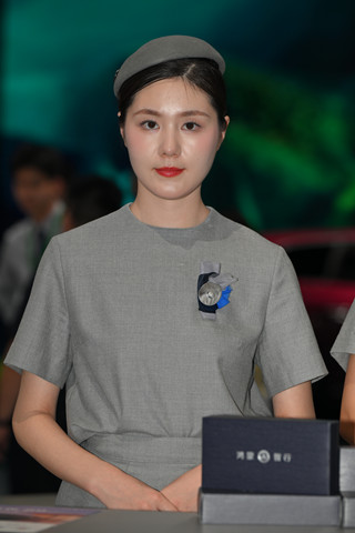 鸿蒙智行的灰色制服礼仪