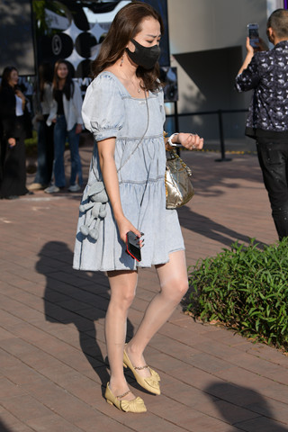 街拍连衣裙美女