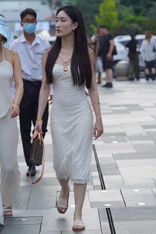 街拍白裙姐姐