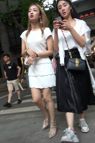 4K - 街拍气质优雅的白裙美女 [1.00 GB/MP4]