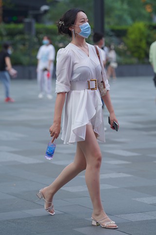街拍白裙丝腿美眉