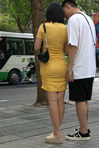 4K - 黄色包臀裙街拍美女 [2.22 GB/MP4]