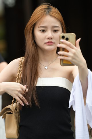 街拍抹胸裙气质美女