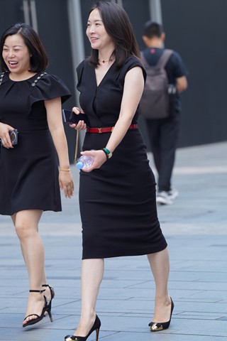 黑色群高跟贵妇