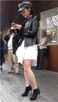 打扮时尚的短靴美腿街拍美女 [1.23 GB/MP4]