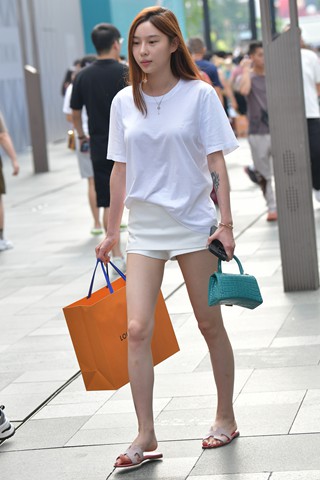 苗条白热裤美眉