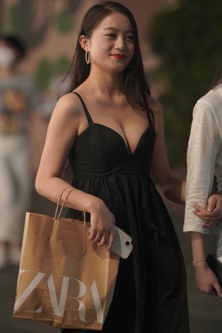 性感的黑色深V裙