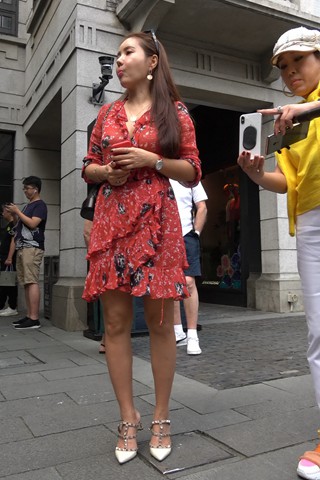 4K - 街拍深红色印花裙美女 [1.17 GB/MP4]