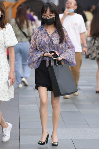 街拍穿肉丝的高跟眼镜妹