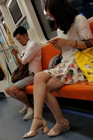 4K - 街拍米色高跟鞋肉丝美眉 [614 MB/MP4]