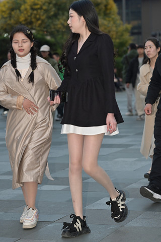 街拍黑色裙丝腿小姐姐