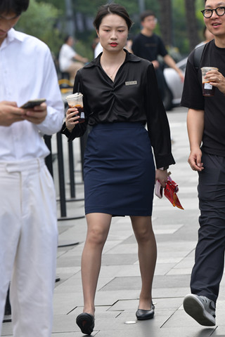 街拍超薄咖丝工装美女