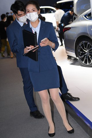 OL制服高跟肉丝售车美女