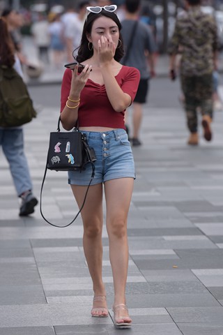 街拍热裤长腿美女