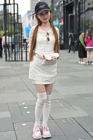 搭讪甜美的酒窝妹子