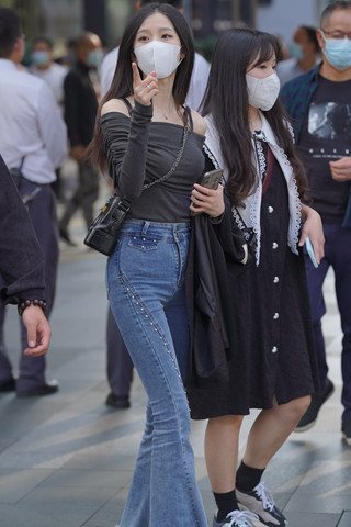 街拍蓝色牛仔裤小妹