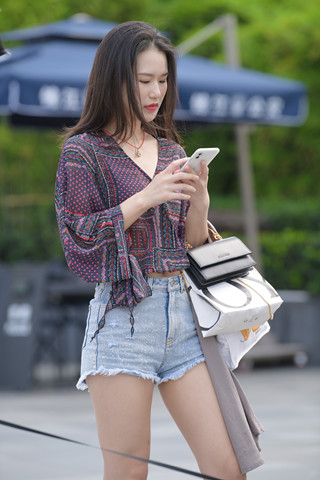 热裤美腿小姐姐