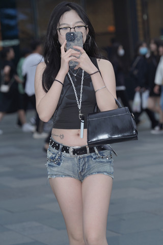 搭讪街拍紧身热裤眼镜妹