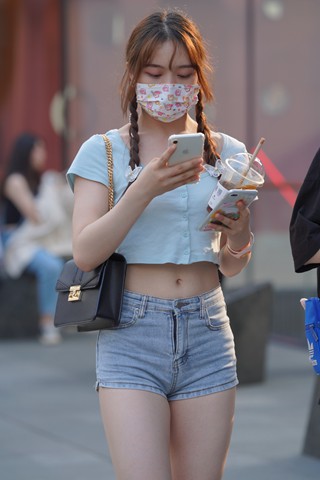 街拍双麻花辫邻家小妹