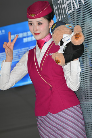 南航空姐-抱起小熊