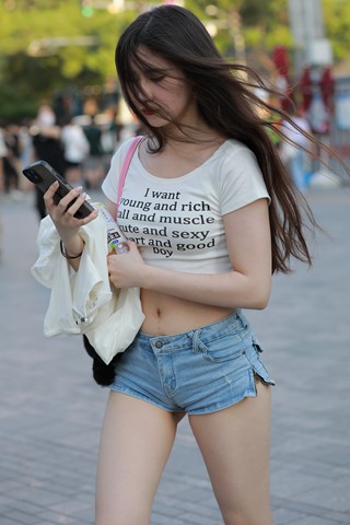 街拍超短热牛小仙女