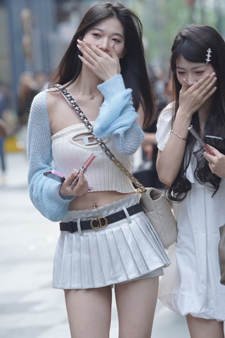 街拍超短裙小姐姐