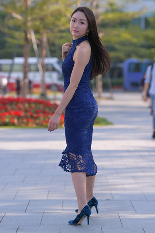 搭讪街拍蓝色长裙美姐