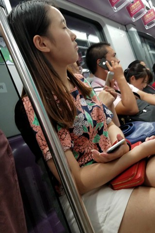 4K - 街拍地铁上的人字拖姑娘 [434 MB/MP4]