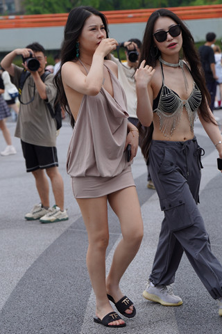 街拍短裙拖鞋美眉