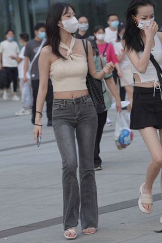 街拍灰色牛仔裤美眉